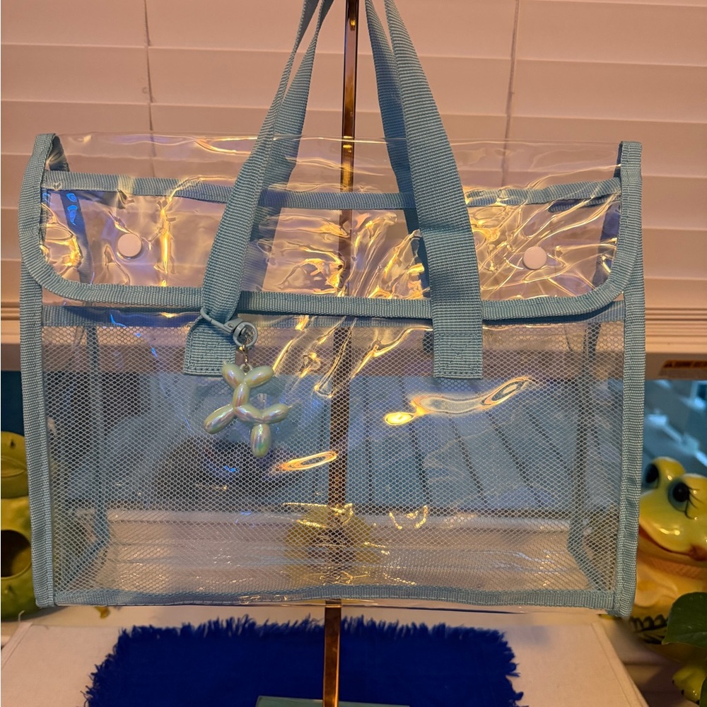 Brand new. Transparent, very thick and durable Tote with Blue Trim
Green avlb 2